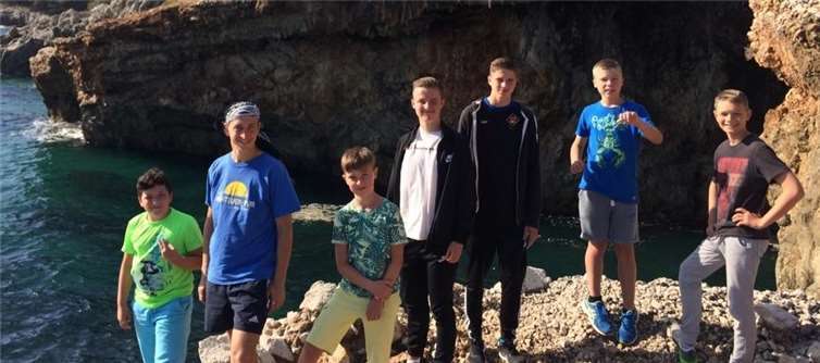 Die Teilnehmer der Herbstfreizeit bei einer Wanderung durch die Berge Foto: privat