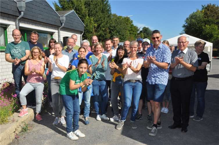 Im Kehriger Blüten- und Blumenmeer summen die fleißigen Bienen Die Teilnehmer der Initiative „Kehrig summt“ sind stolz auf das Geleistete. Fotos: BS