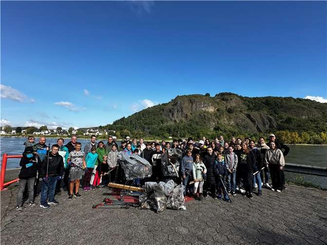 Die Teilnehmer der Integrierten Gesamtschule säuberten „ihren“ Flussabschnitt im Rahmen des diesjährigen Rhein Clean Up. Foto: Ria Sahota