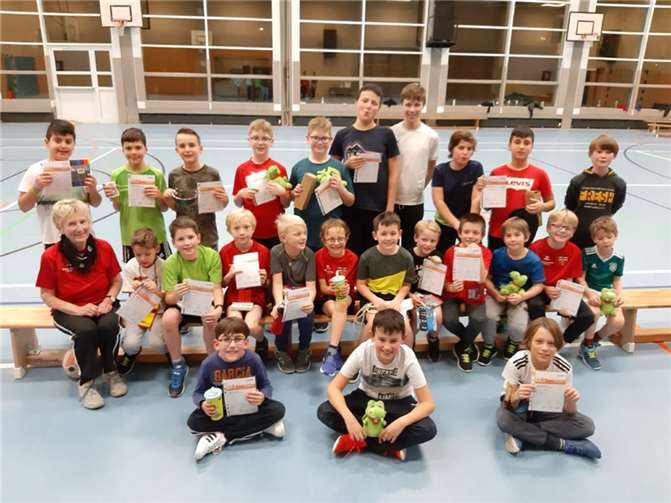 Die Teilnehmer der Jungenturngruppe mit ihren Sportabzeichen. Quelle: TV Linz e.V.