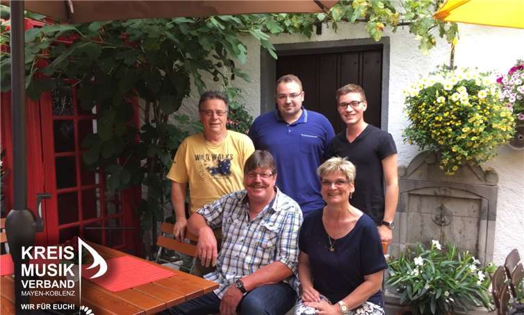 Die Teilnehmer der Klausurtagung: Vorne: 1. Vorsitzender Peter Gerhards, Geschäftsführerin Theodora Blankenberg. Hinten: 2. Vorsitzender Herbert Schunk, Kreismusikleiter Andreas Weller, Kreisjugendleiter Michael Schunk, nicht auf dem Bild. Hans-Werner Conrad, Regionalverantwortlicher Eifel.privat