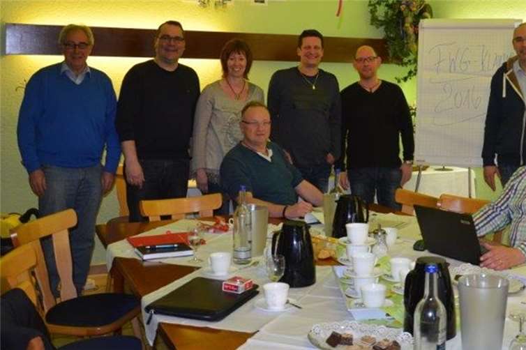 Die Teilnehmer der Klausurtagung v. li. Raimund Israel, Jürgen Regnier, Claudia Dammann, Stefan Windheuser, Tobias Moskopp, Stefan Kronewald, Christoph Rünz und Martin Rünz sowie sitzend v. li. Wolfgang Höfer , und Andreas Klein.privat