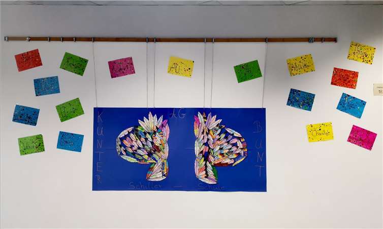 Die Teilnehmer der Kunst-AG gaben in Führungen stolz Auskunft über ihre Werke.Fotos: privat