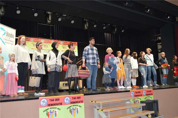 Die Teilnehmer der Modenschau des Eine-Welt-Ladens mit ihren upgecycleten Modekleidungsteilen.