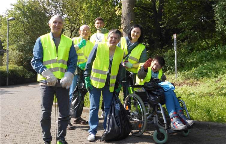 Die Teilnehmer der Müllsammelaktion aus dem „Haus am Wallgraben“ in Polch. Foto: Caritas Zentrum (Mendig)