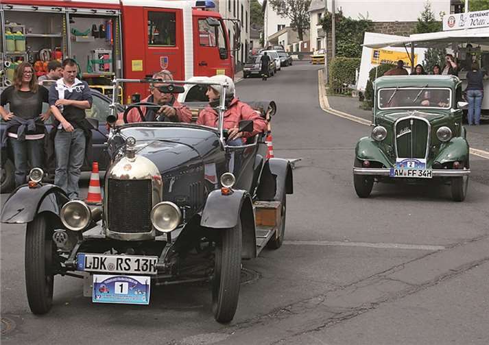 Die Teilnehmer der Oldtimer-Ausfahrt „Rund um Kempenich“ besuchten auch das Dorffest.