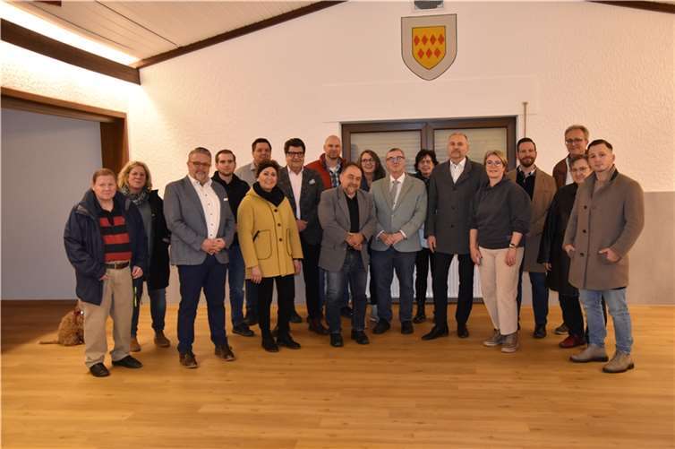 Wiederaufbau nach Hochwasserschäden  Die Teilnehmer der Ortsbesichtigung in der Sporthalle in Monreal.  Foto: Katja Heinrichs