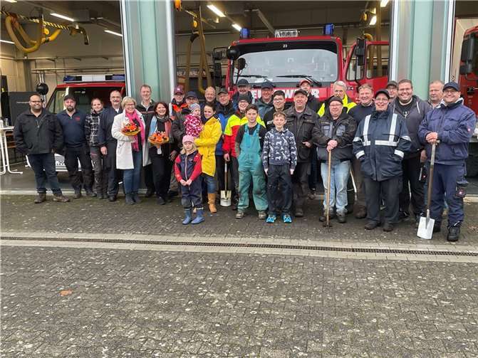 Die Teilnehmer der Pflanzaktion im Gruppenbild. Foto: Freiwillige Feuerwehr Kirchspiel Anhausen