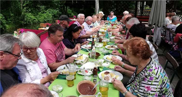 Die Teilnehmer der Reise essen in der alten Polenzschänze, das älteste Gasthaus im Spreewald.privat