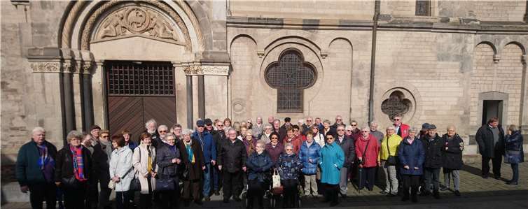 Die Teilnehmer der Senioren-Union Andernach versammeln sich zu den Führungen am Mariendom.Foto: Richard Welter