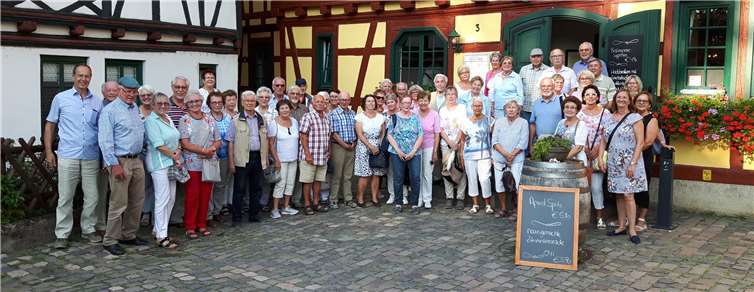 Die Teilnehmer der Senioren-Union Andernach vor dem „Gelben Haus“. privat