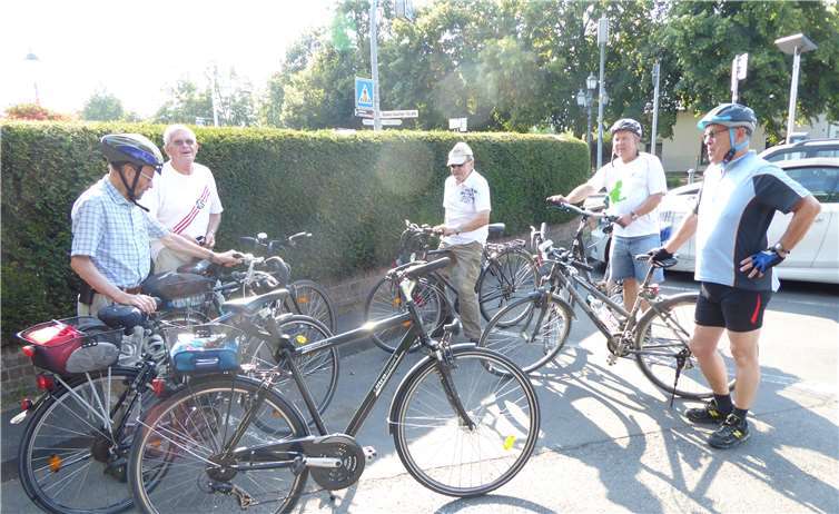 Die Teilnehmer der Seniorenfahrradtour trafen sich am Ahrtor, um gemeinsam zu starten.privat