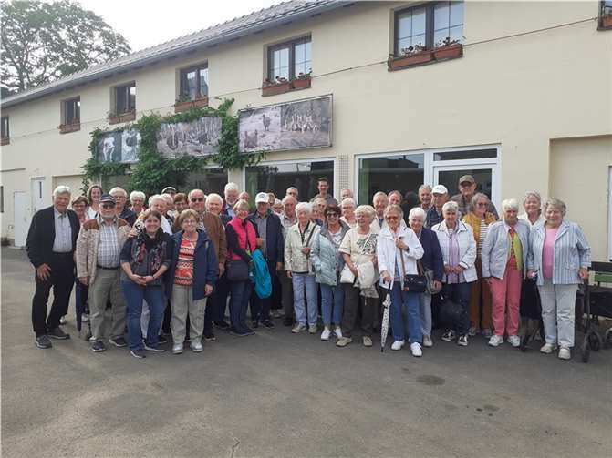 Die Teilnehmer der Seniorenfahrt vor der Straußenfarm.  Foto: privat
