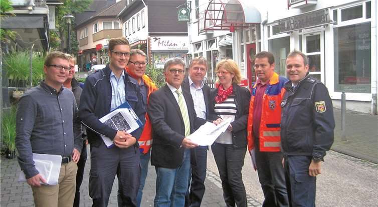 Die Teilnehmer der Sinziger Verkehrsschau nahmen potentielle Gefahrenpunkte ins Visier und diskutierten mögliche Lösungsvorschläge.Stadtverwaltung sinzig