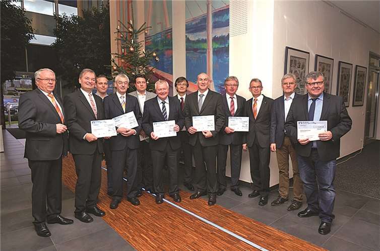 Die Teilnehmer der Spendenübergabe: Stadtverwaltung Neuwied: Bürgermeister Reiner Kilgen (6.v.l.) und Wolfgang Hartmann (2.v.r.); Stadtverwaltung Bendorf: Bürgermeister Michael Syré (4.v.l.) und Oliver Michels (5.v.l.); Verbandsgemeindeverwaltung Vallendar: Bürgermeister Fred Pretz (5.v.r.); Verbandsgemeinde Waldbreitbach: Bürgermeister Werner Grüber (4.v.r.); Verbandsgemeinde Linz: Bürgermeister Hans-Günter Fischer (6.v.r.); Verbandsgemeinde Bad Hönningen: Bürgermeister Michael Mahlert (r.); Verbandsgemeinde Unkel: Bürgermeister Karsten Fehr (2.v.l.) und Christoph Heck (3.v.l.); VR-BANK Neuwied-Linz eG: Vorstandssprecher Franz-Jürgen Lacher (l.) und Vorstandsmitglied Andreas Harner (3.v.r.).privat