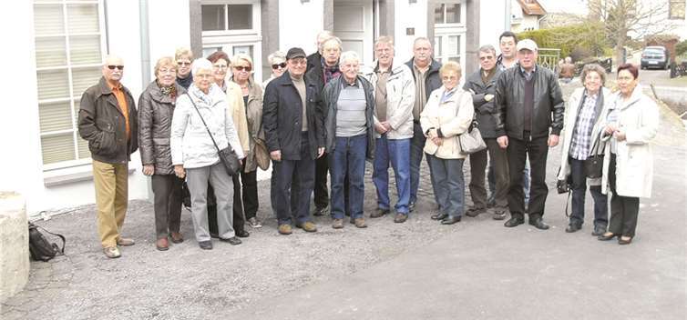 Die Teilnehmer der Tagesfahrt der Herzsportgruppe im TBA vor der ehemaligen Synagoge in Niederzissen. privat