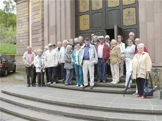 Die Teilnehmer der Tagesfahrt der Herzsportgruppe im TBA vor dem Portal von Kloster Himmerod. privat