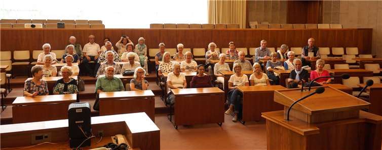Die Teilnehmer der Tagesfahrt konnten im alten Bundesrat Platz nehmen. Foto: privat