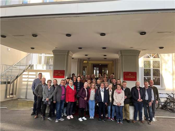 Die Teilnehmer der Tagestour vor dem geschichtsträchtigen Rheinhotel Dreesen. Foto: CDU-Gemeindeverband Rengsdorf-Waldbreitbach