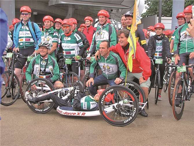 Die Teilnehmer der Vor-Tour der Hoffnung vor der Seilbahn in Koblenz.privat