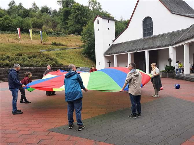 Die Teilnehmer der Wallfahrt konnten mit dem Schwungtuch in Bewegung kommen...  Fotos: privat