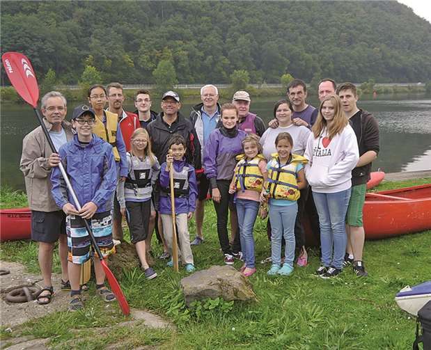 Die Teilnehmer der Wanderfahrt in voller Vorfreude vor der Abfahrt am Hatzenporter Fährturm. Privat