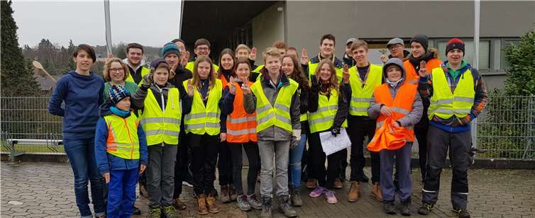 Die Teilnehmer der Weihnachtsbaumsammelaktion.Privat