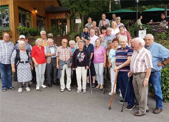 Die Teilnehmer der Wimbacher Seniorenfahrt vor der „Brombeerschenke“ in Neuwied. Foto: privat