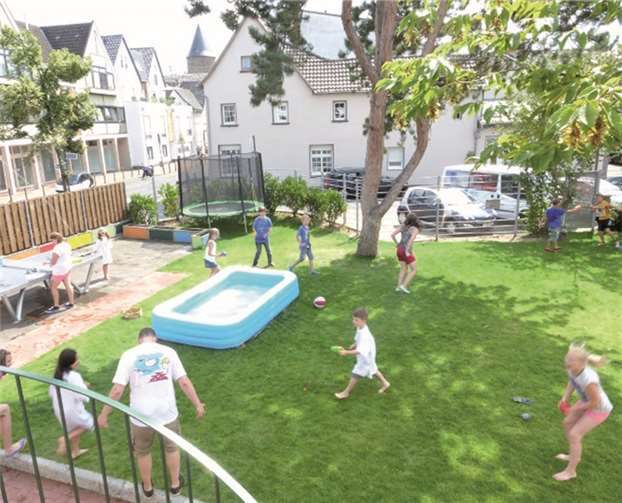 Die Teilnehmer der diesjährigen Stadtranderholung bei einer erfrischenden Wasserschlacht. privat