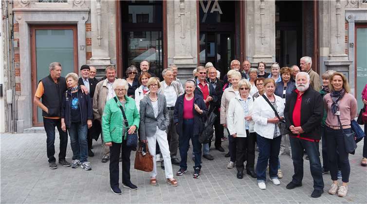 Die Teilnehmer der ersten Fahrt vor dem DIVA in Antwerpen.  Privat
