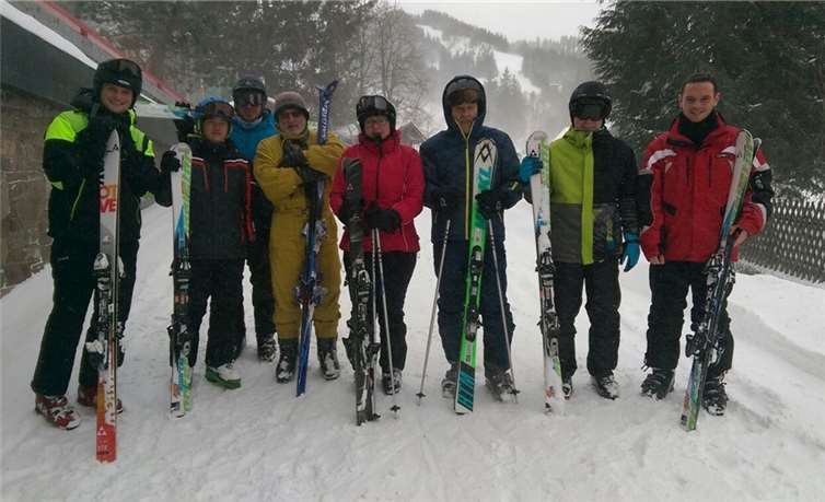 Die Teilnehmer der ersten Skifreizeit des TuS Pommern. privat