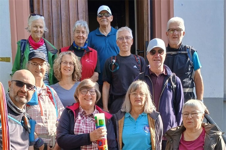 Die Teilnehmer der ökumenischen Wanderung mit der Pax-Christi-Friedens-Wanderkerze unterwegs von Holzhausen zum Kloster Arnstein.