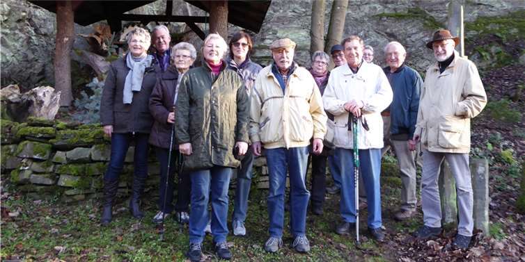 Die Teilnehmer der zehnten Wanderung vor der Wurzelkrippe am Hümmericher Steingarten.privat
