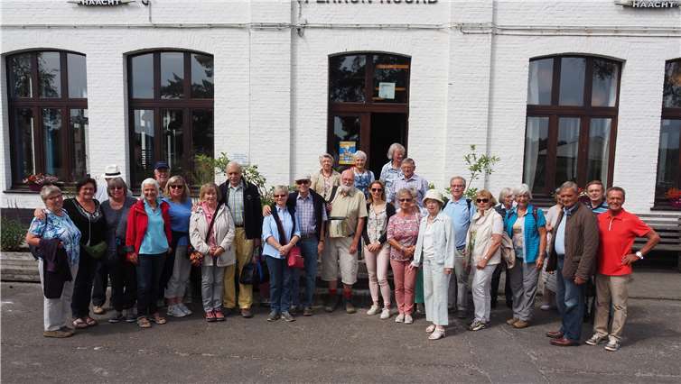 Brasschaat ist immer wieder eine Reise wert! Die Teilnehmer der zweiten Fahrt vor Perron Noord in Brasschaat.