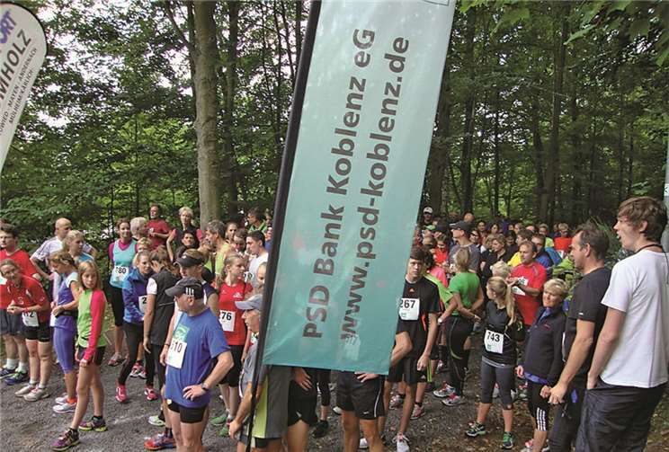 Die Teilnehmer des 5 km Jedermann Lauf warten auf den Start.