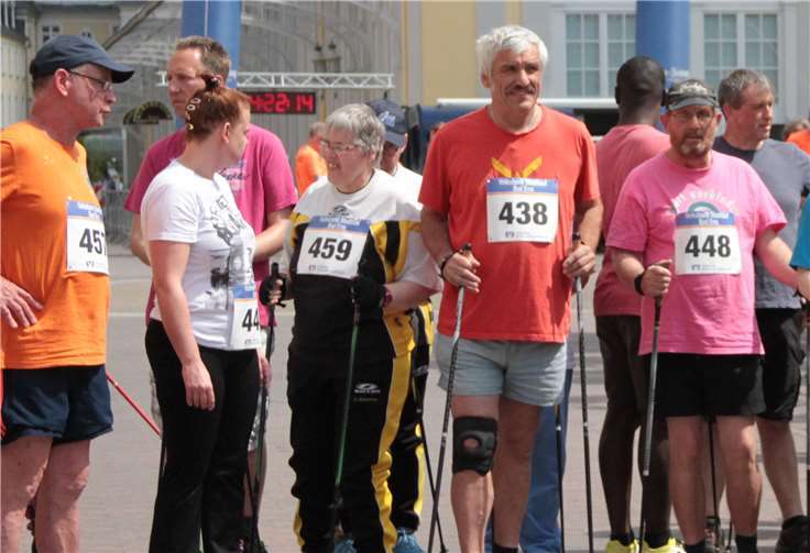 Die Teilnehmer des 5 km-Walking-Laufs.