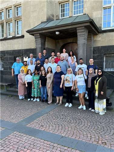 Die Teilnehmer des Allgemeinen Integrationskurses in Mendig mit ihrem Dozenten Max Kaiser (2. Reihe: 4.v.r) wurden vom künftigen Stadtbürgermeister Achim Grün (2. Reihe: links), Stadtbürgermeister Hans Peter Ammel (3. Reihe: links) und VG-Bürgermeister Jörg Lempertz (3. Reihe: 2. v. l.)), sowie den Vertretern der „Komm-Aktiv“ (von links): Geschäftsführer Werner Schneider, Prokuristin Eva Eisbach und der Verwaltungskraft der Integrationskurse Susanne Weiner, begrüßt.  Foto: VG-Verwaltung Mendig/Stefan Pauly