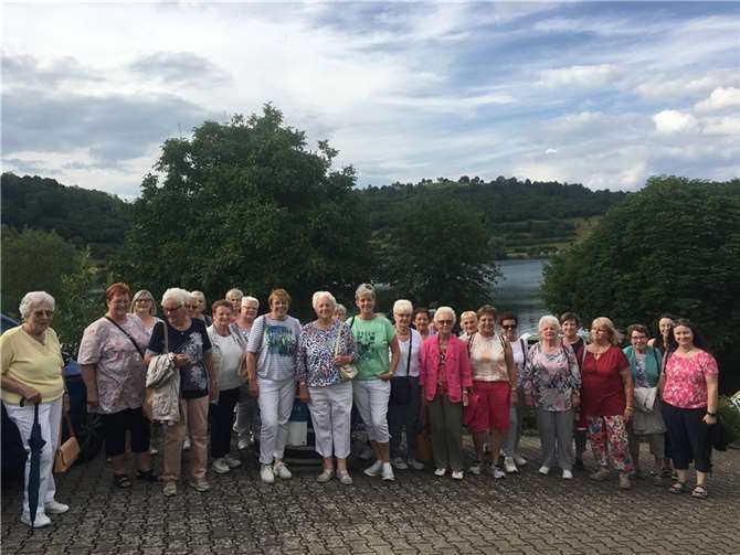 Die Teilnehmer des Ausfluges machten auf der Heimreise einen Zwischenstopp am Schalkenmehrener Maar.  Foto: privat