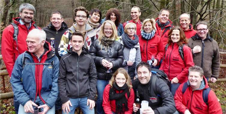 Die Teilnehmer des Ausflugs auf der Wanderung zur Brauerei. Privat