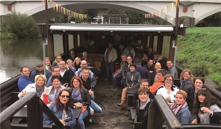 Die Teilnehmer des Ausflugs fühlten sich sichtlich wohl auf dem Floß.privat