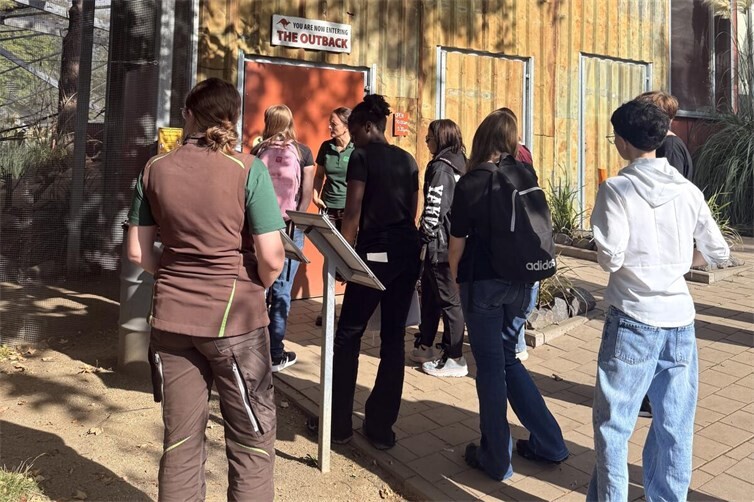 Die Teilnehmer des Azubi-Days bekamen eine Führung, die sie durch die begehbare Australien-Voliere im Zoo Neuwied führte.