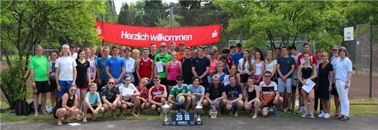 Die Teilnehmer des Beachvolleyball-Turniers auf Nonnenwerth.Sören Ahlhaus