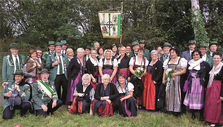 Die Teilnehmer des Bezirkes Wied mit ihrer Bezirks-Standarte.privat