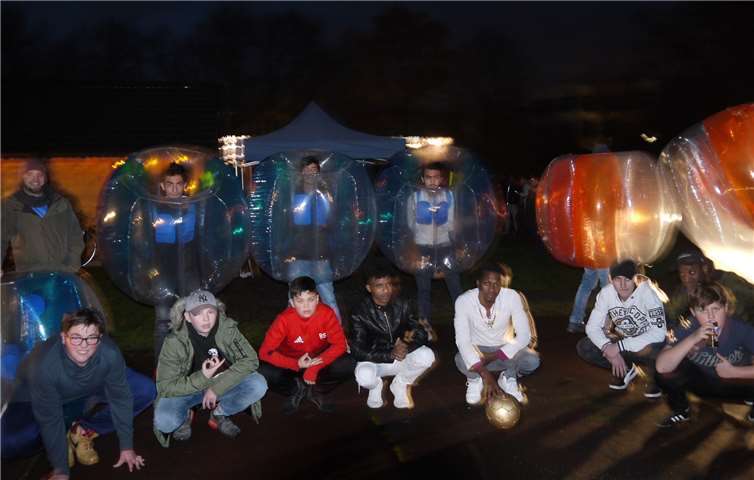 Die Teilnehmer des Bubblesoccer-Turniers. privat