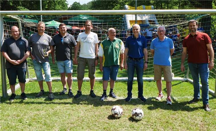 Die Teilnehmer des Bürgermeisterneunmeterschießens: v.li. Volker Gerstmann (Amboss-Kickers Döttesfeld), Torsten Walterschen (Bürgermeister Seifen), Maximilian Weingarten (Beigeordneter Seifen), Dennis Kolb (Bürgermeister Eichen), Martin Fischbach (Bürgermeister Döttesfeld), Fred Jüngerich (VG-Bürgermeister Altenkirchen), Volker Mendel (VG-Bürgermeister Puderbach) und Christian Weber (Süqag). Quellen: Amboss-Kickers Döttesfeld