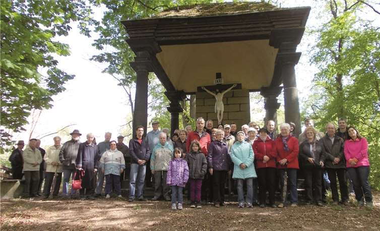 Die Teilnehmer des Bußgang zum Kreuzberg an Karfreitag vor dem Hochkreuz. privat