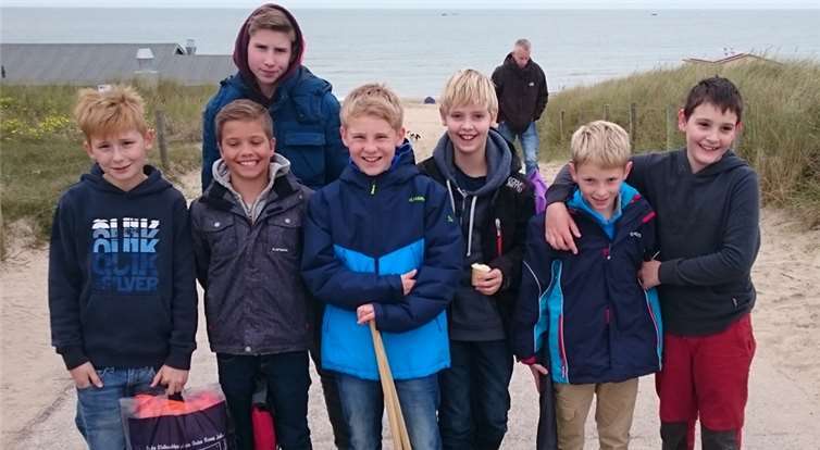 Die Teilnehmer des Drachenwochenendes am Strand in Holland. privat