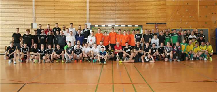 Die Teilnehmer des Ehemaligenturniers. Fotos: privat