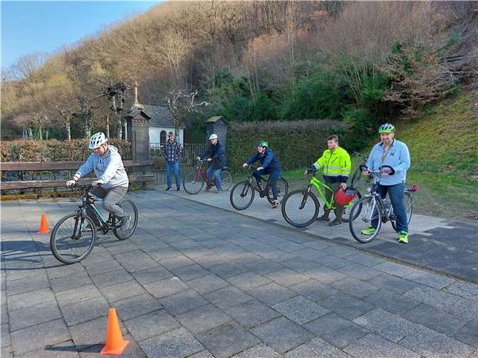 Die Teilnehmer des Fahrradtrainings im Kloster Ebernach.  Fotos: privat