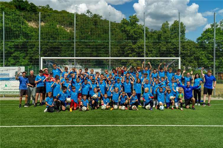 Die Teilnehmer des Fußballcamps der SG Westum-Löhndorf. Foto: Aaron Lukassowitz